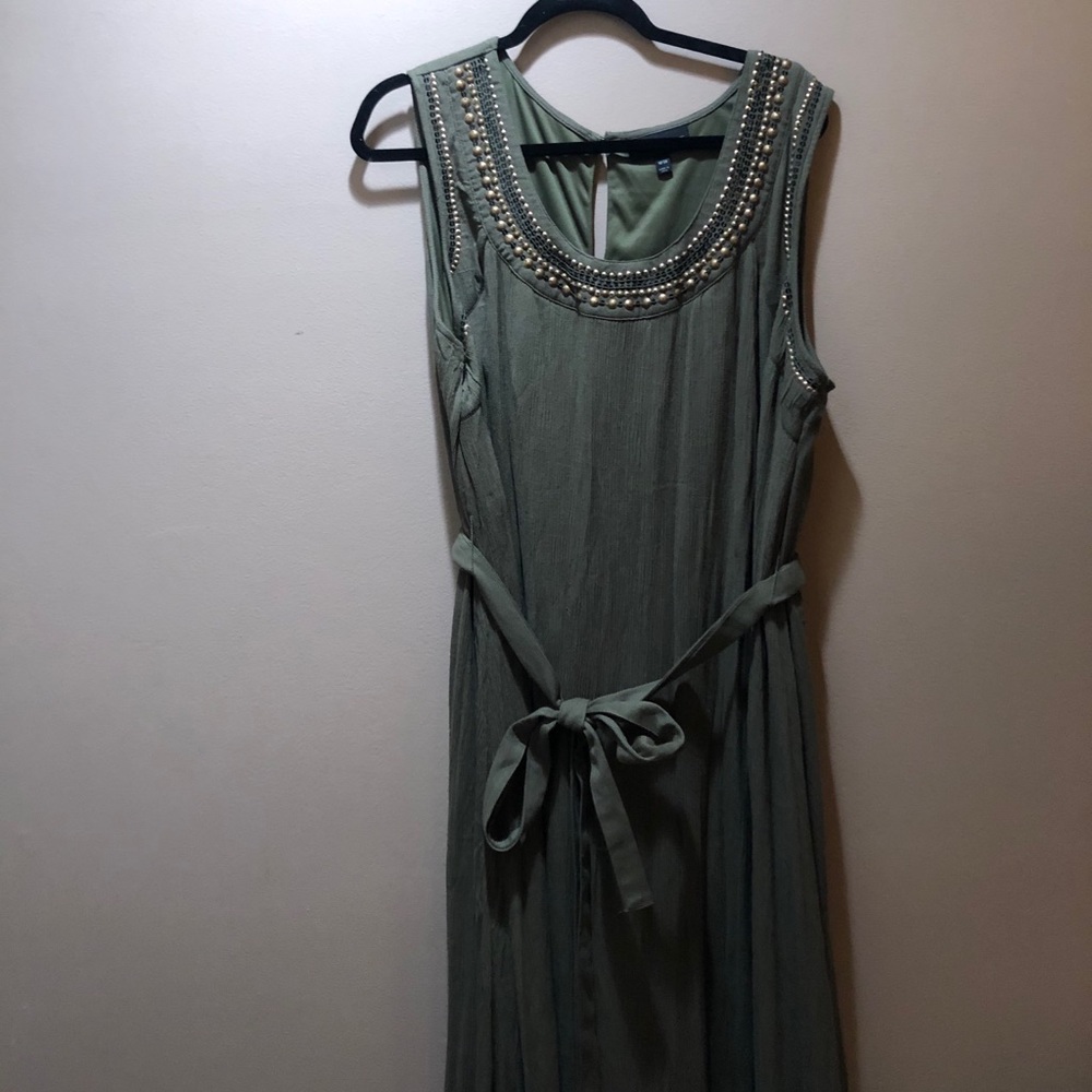 Beautiful green maxi dress with sequined collar